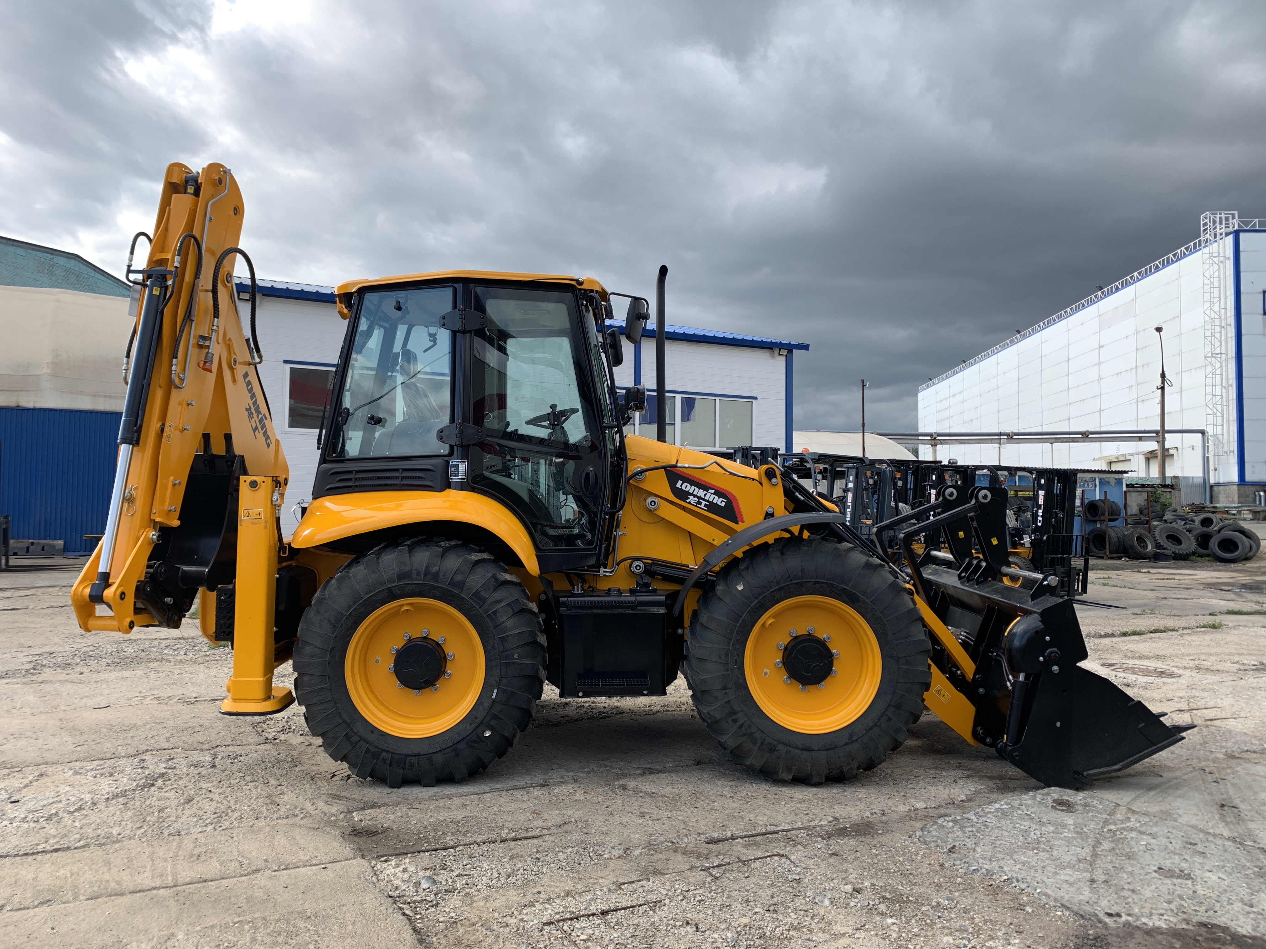 Экскаватор-погрузчик Lonking 84C Carraro