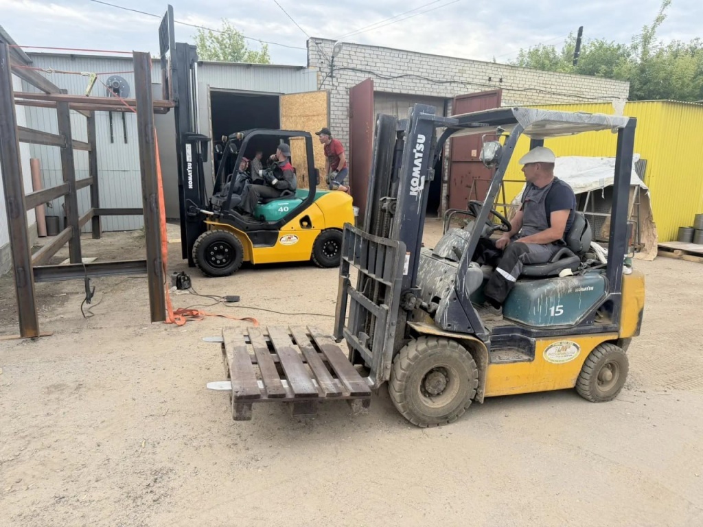 keys-2-bu-pogruzchika-komatsu-dlya-raboty-s-metalloprokatom.jpg